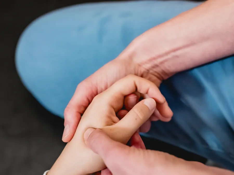 Nahaufnahme: achtsame Handbehandlung während einer Shiatsu-Einheit